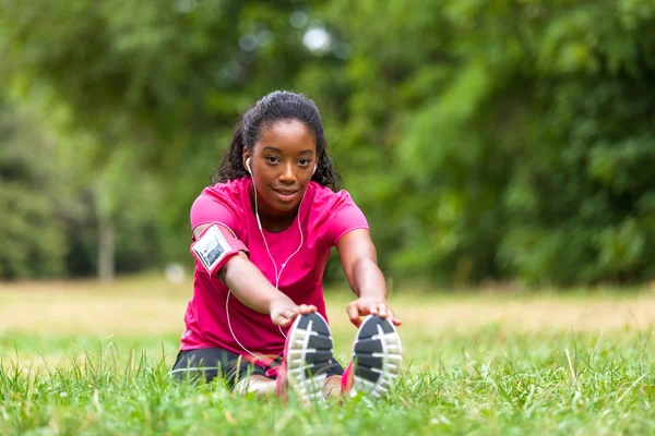 Africano jogger mulher americana alongamento Fitness, pessoas e — Fotografia de Stock