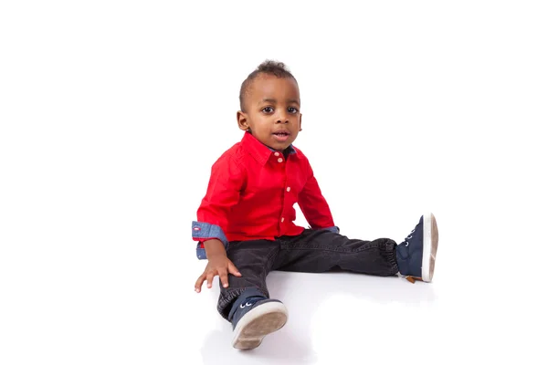 かわいいのアフリカ系アメリカ人の小さな男の子で、笑みを浮かべて、分離の肖像画 — ストック写真