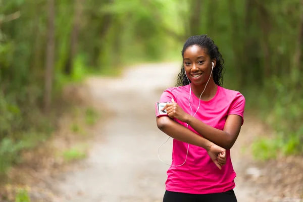 Ritratto da jogger donna afroamericana - Fitness, persone e h — Foto Stock