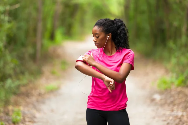 Africano mulher jogger retrato americano - Fitness, pessoas e h — Fotografia de Stock