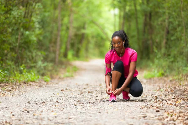 Afro-americano mulher corredor apertando sapato rendas - Fitness, pe — Fotografia de Stock