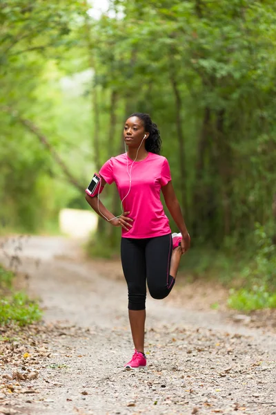 Mujer afroamericana jogger estiramiento - Fitness, personas y — Foto de Stock