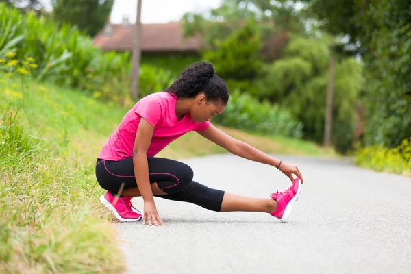 Afroamericano donna jogger stretching - Fitness, persone e — Foto Stock