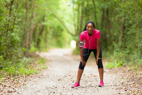 Moe van de African american vrouw jogger portret - Fitness, mensen — Stockfoto