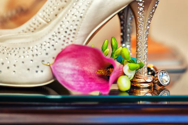 Zapatos de boda, kala y anillos . — Foto de Stock