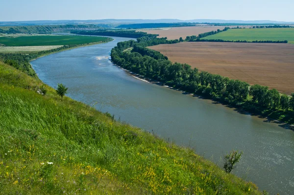 Rivierbedding van de rivier is Dnister — Stockfoto