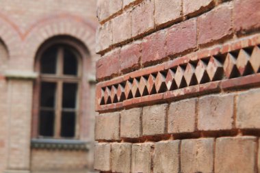 tuğla duvar ve pencere
