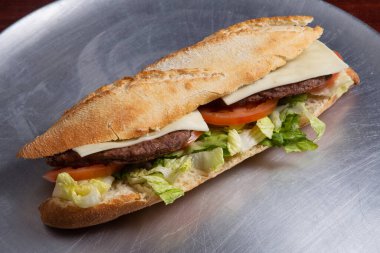 Müşteri besleyici maddeleri seçerken etli ve satrançlı sandviç.