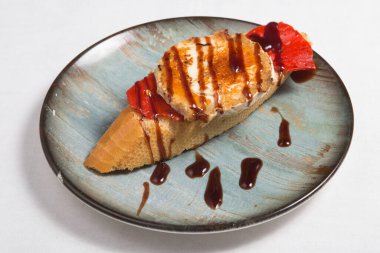 Keçi peynirli tost, ballı.