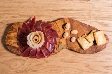 İspanyol stili Iberico jambonu ahşap bir masada çiçek gibi servis edilir.
