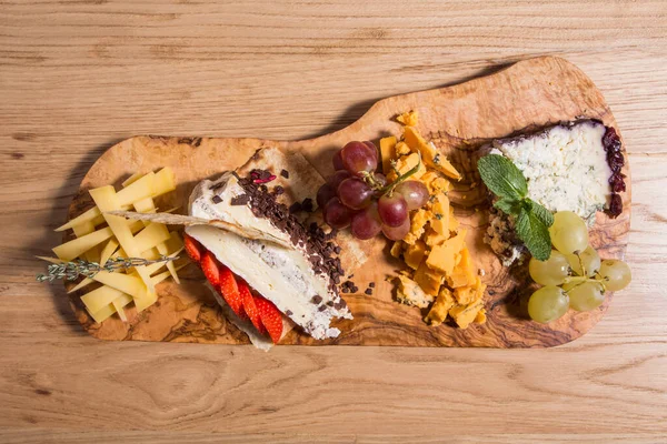 各种不同类型的奶酪片 奶酪混合在木制切菜板上 葡萄酒点心 卡门巴特 意大利面 — 图库照片