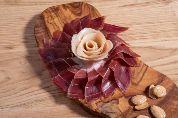 Iberico Schinken Nach Spanischer Art Serviert Wie Eine Blume Auf — Stockfoto