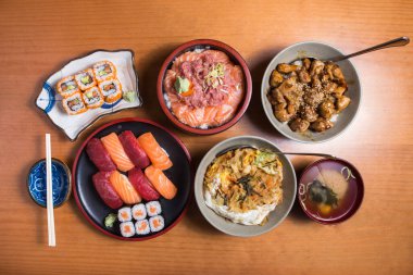 Masada suşi ve maki rulo Japon yemekleri var.