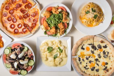 İtalyan yemeği, pizza, salata, makarna. Üst görünüm