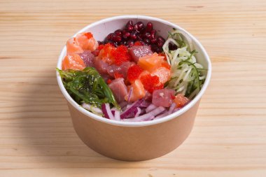 Avokado, ton balığı, somon, salatalık, nar.