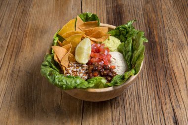 Nacho, sebze, kinoa ve peynirli kase. Vejetaryen yemeği