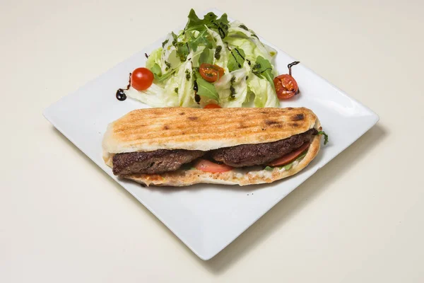 Hot Panini Roll Grillowanym Mięsem Świeżej Sałatki — Zdjęcie stockowe