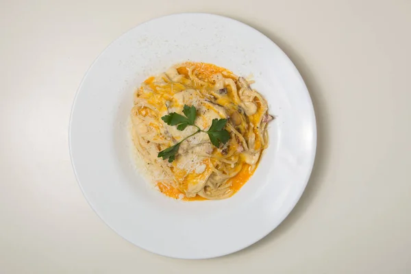 Pâtes Carbonara Sur Une Plaque Blanche Avec Fond Blanc — Photo