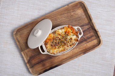 Fırında lazanya İtalyan mutfağında erimiş peynir.