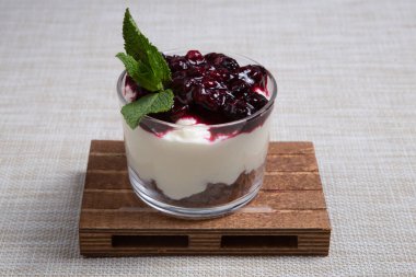 Lezzetli bir peynirli pasta ve tam kirazlı 