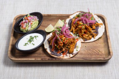 Otantik Meksika tacoları, tavuk, avokado, domates ve biberli salsa..