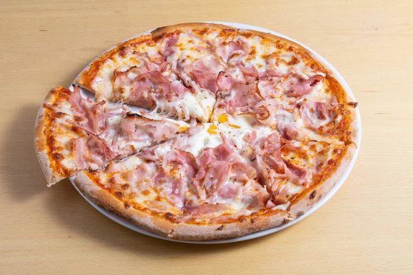 Carbonara Pizza Com Bacon Queijo Molho Gema Ovo Uma Massa — Fotografia de Stock