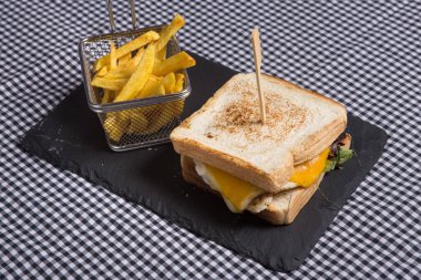 Tavuklu sandviç, mozzarella peyniri ve patates kızartması.