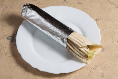 Türk Adana Kebap Durum beyaz tabakta