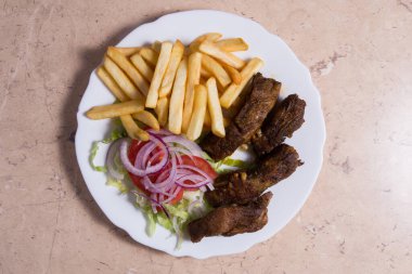 Yarım tabak ızgara domuz pirzolası ve patates kızartması.