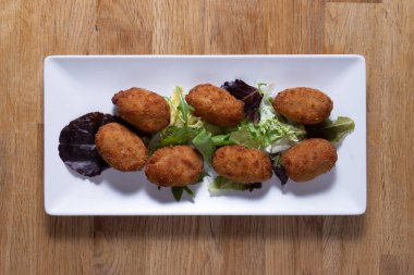 Beyaz tabakta patatesli kroketler. Fast Food