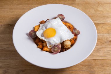 Migas ve sahanda yumurta tabağı. İspanyol mutfağında ekmek kırıntılarıyla yapılan geleneksel bir yemek.