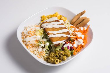 Beyaz arka planda izole edilmiş tavuk salatası