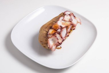 Ahtapotla doldurulmuş lezzetli patates, beyaz üzerinde izole edilmiş.