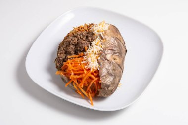 Lezzetli doldurulmuş tatlı patates kıymalı, havuçlu ve peynirli beyaz tenli.