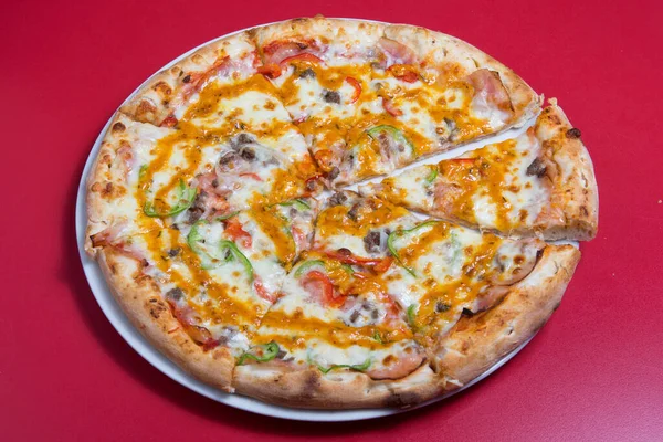 Pizza Com Queijo Bacon Prato Branco — Fotografia de Stock
