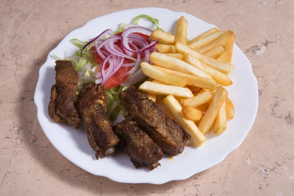 Meia Prateleira Costelas Porco Churrasco Com Batatas Fritas Prato — Fotografia de Stock