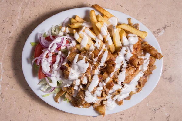 Doner Kebab Egy Tányéron Sült Krumplival Salátával — Stock Fotó