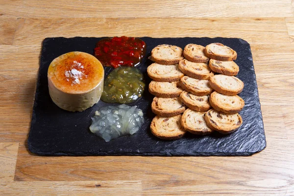 Leckere Foie Gras Mit Toast Und Marmelade Auf Schwarzem Tisch — Stockfoto