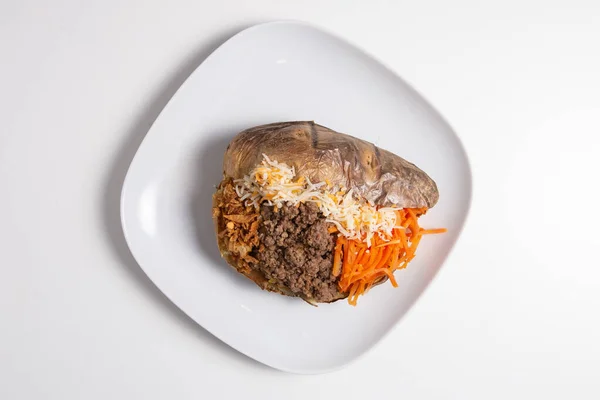 Batata Doce Recheada Deliciosa Com Carne Picada Cenoura Queijo Isolado — Fotografia de Stock