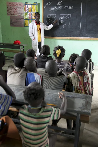 Дети учатся в этиопской школе . — стоковое фото