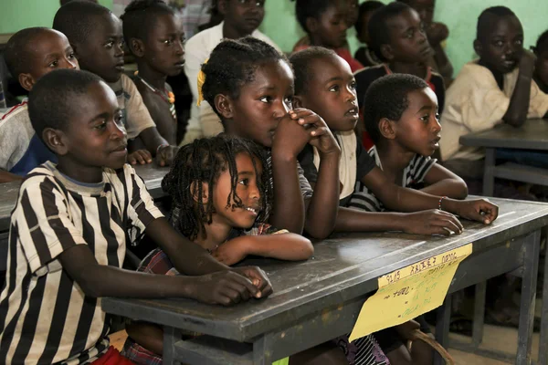 I bambini studiano alla scuola etiopica . — Foto Stock