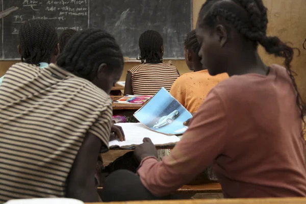 Los niños estudian en la escuela etíope . — Foto de Stock