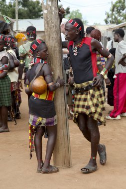 Hamer kabilesinden genç Çift