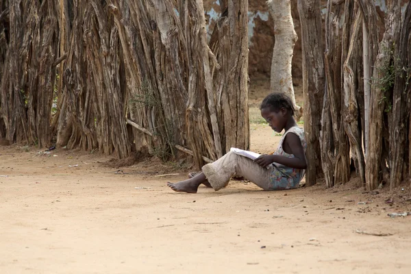 Ritratto di una bambina africana che legge un libro — Foto Stock