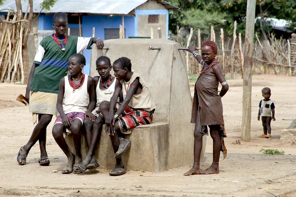 Adolescentes de una tribu Hamer, Etiopía . — Foto de Stock