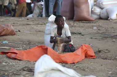 Kadın gıda sokak pazarında satmak