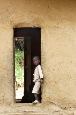 Çocuk bir kapı aralığında
