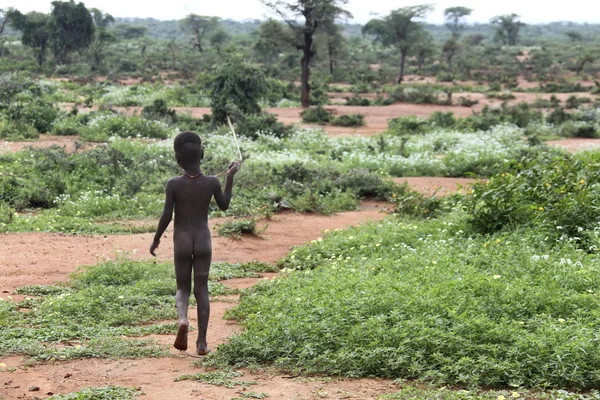 African girl goes on the savannah — Stock Photo, Image