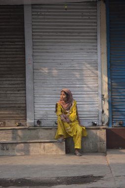 sokakta oturan kadın