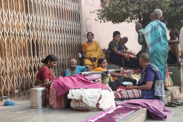Sokakta oturan Hindu kadınlar